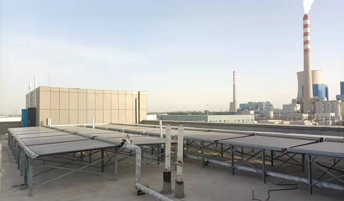 新疆阿拉尔工业园工人宿舍太阳能＋电锅炉7吨热水-空气能热泵厂家